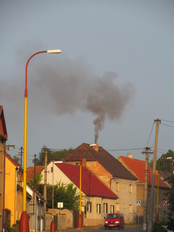 Kouř z nekvalitních kotlů na spalování uhlí obtěžuje obyvatele Kounova