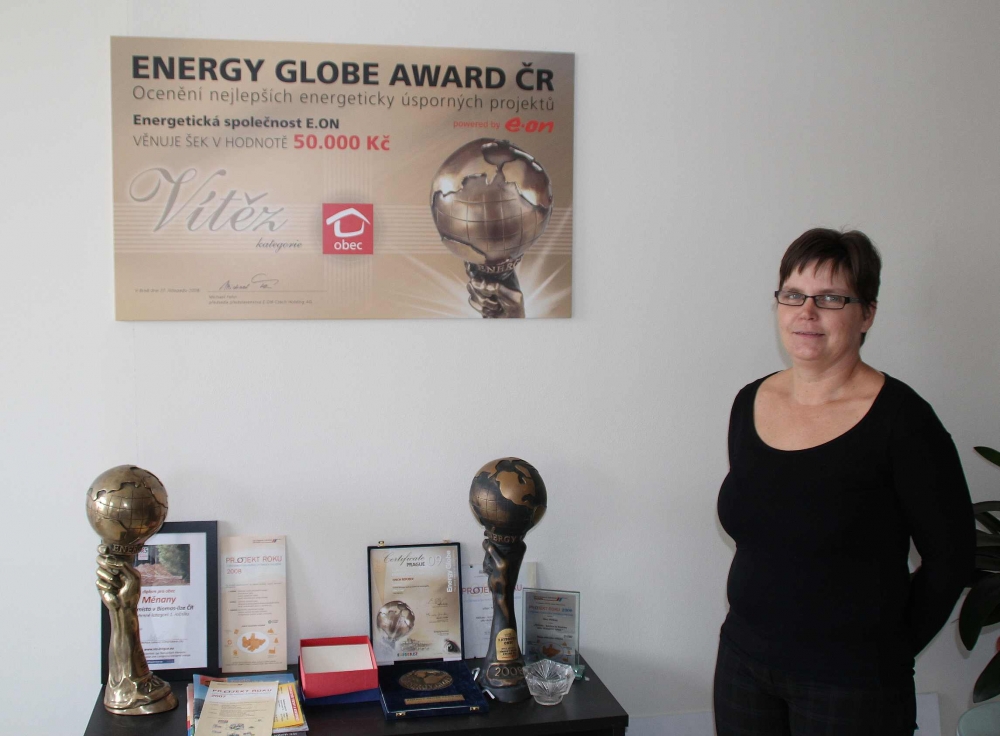 Jana Sotlová, sarostka Měňan na Berounsku, je hrdá na ocenění, které obec získala v soutěži E.ON Energy Globe Award ČR v roce 2008