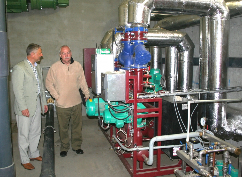 Vlastníci BPS, Milan Kajtman (vlevo) a Jozef Beniska (vpravo), u výměníkové stanice, odkud proudí teplo do průmyslové zóny