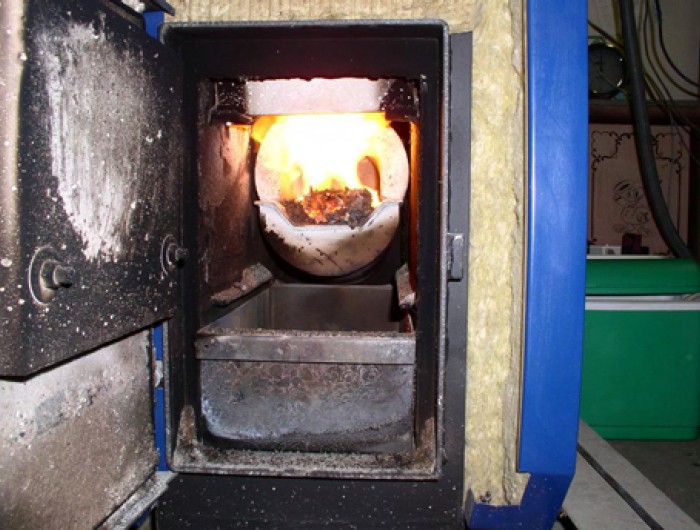 Pohled do spalovací komory při spalování dřevních peletek