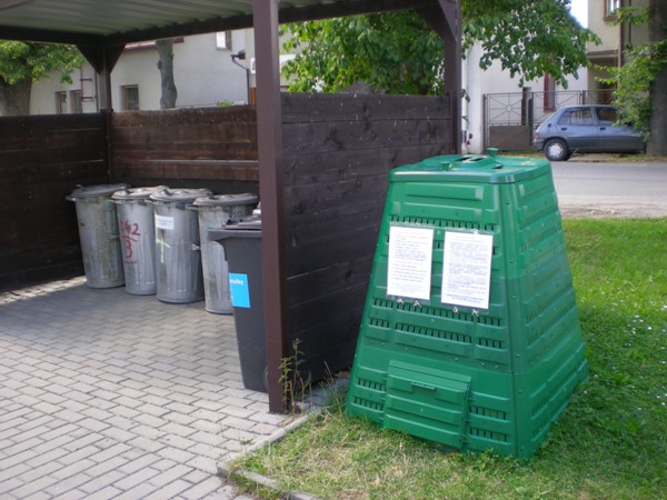 Bioodpad se přirozeným procesem aerobního rozkladu v kompostéru přemění na kompost