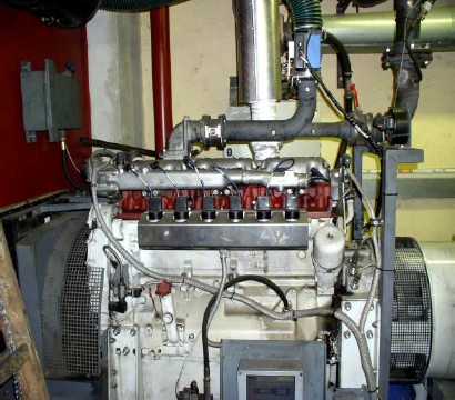 Generátor a upravený vznětový motor kogenerační jednotky lokalizované v obci Louka