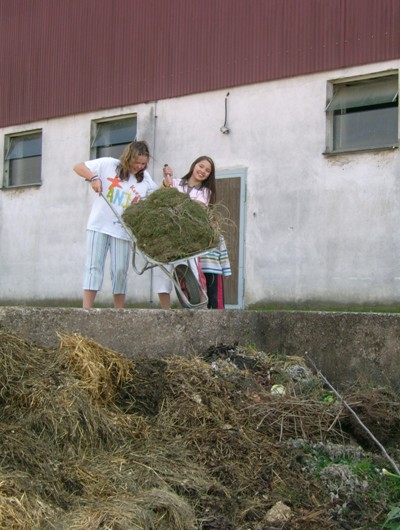 I malé slečny se mohou zapojit do separovaného sběru (přivážení odpadů na kompostárnu Pregarten, Rakousko)