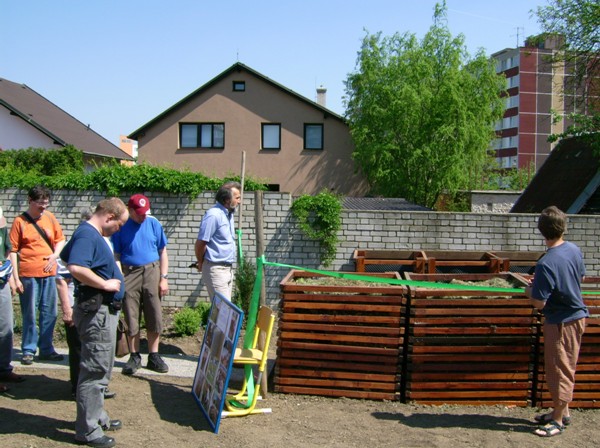 Otevírání komunitní kompostárny v chráněné dílně v Horních Měcholupech