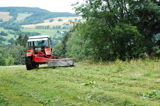 Zužitkování travní biomasy pro bioplynové stanice předpokládá zvýšení vstupů, především hnojení a ochranu před plevely