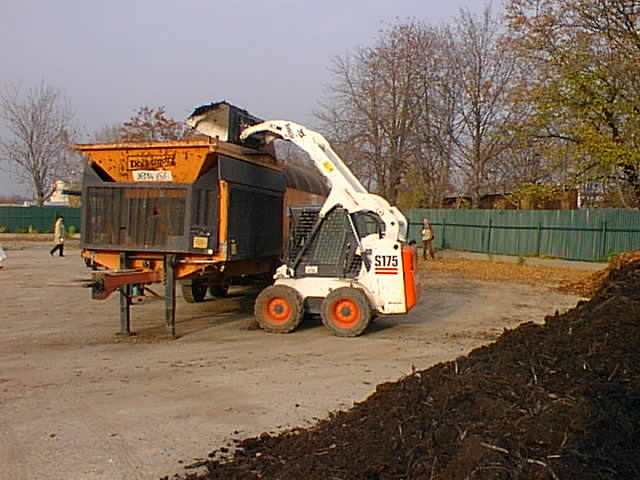 Nakládání kompostu do síta