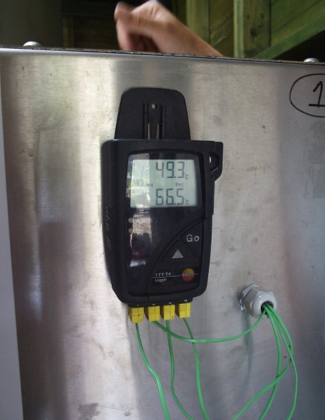 Zariadenie, ktoré monitoruje a zaznamenáva teplotu v kompostovacom boxe.