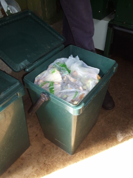 Nádoba a kompostovateľné vrecká používané na zber biologických odpadov z domácností.