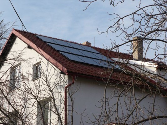 Fotovoltaický systém umístěný na střeše rodinného domu, celkový výkon je 3,61 kW (2,09 kW- východní orientace, 1,52 kW – západní orientace), lokalita – Praha 10 (Zdroj: CityPlan spol. s r.o.)