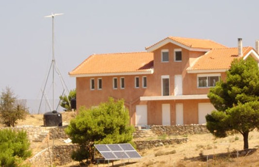 Hybridní system využívající větrnou a sluneční energii, výkon větrné elektrárny je 1,5 kW.  Objekt je umístěn v Řecku (Zdroj: Alexakis Energy)