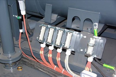 Každé čidlo, elektromotor i veškeré regulační  prvky jsou připojeny přes konektor, což šetří čas servisních pracovníků při výměně komponentů,  které se možná ani nepokazí.