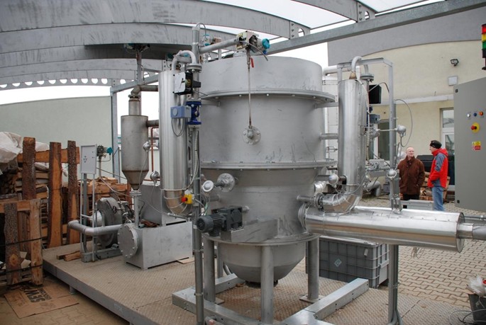 Experimentální vyvíječ dřevního plynu instalovaný ve Výzkumném energetickém centru VŠB TU v Ostravě