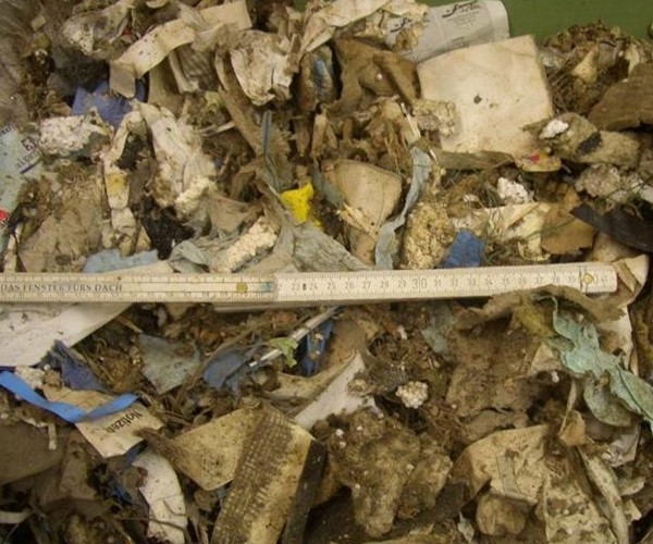 Lehký podíl odpadů „plave“ na hladině rozvlákňovací nádrže
