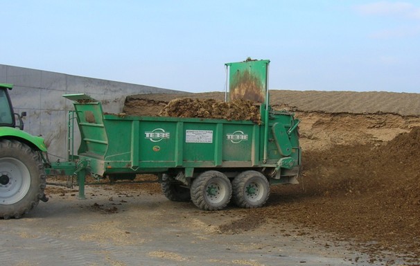 Traktorový návěs s vyprazdňováním pomocí podlahového dopravníku s možností rozmetání
