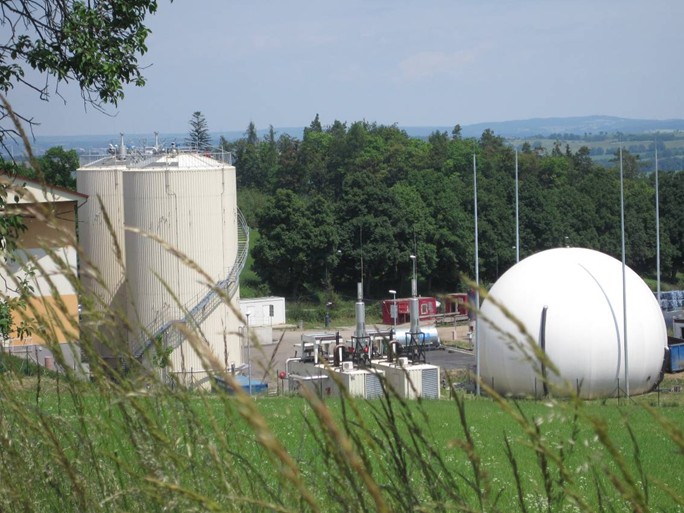 Celkový pohled na bioplynovou část zařízení (fermentační nádrže, nádoba pro sběr bioplynu, kogenerační jednotky)